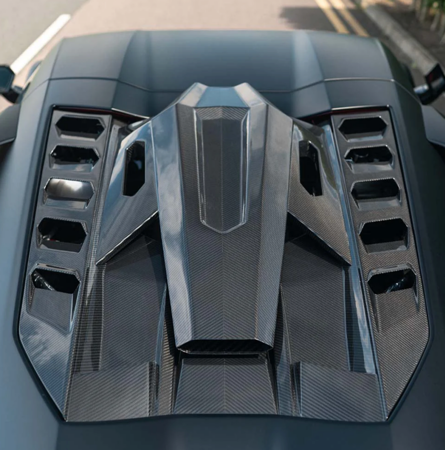 Lamborghini Revuelto Carbon Motorabdeckung & Dach-Scoop Carbon – CT Design